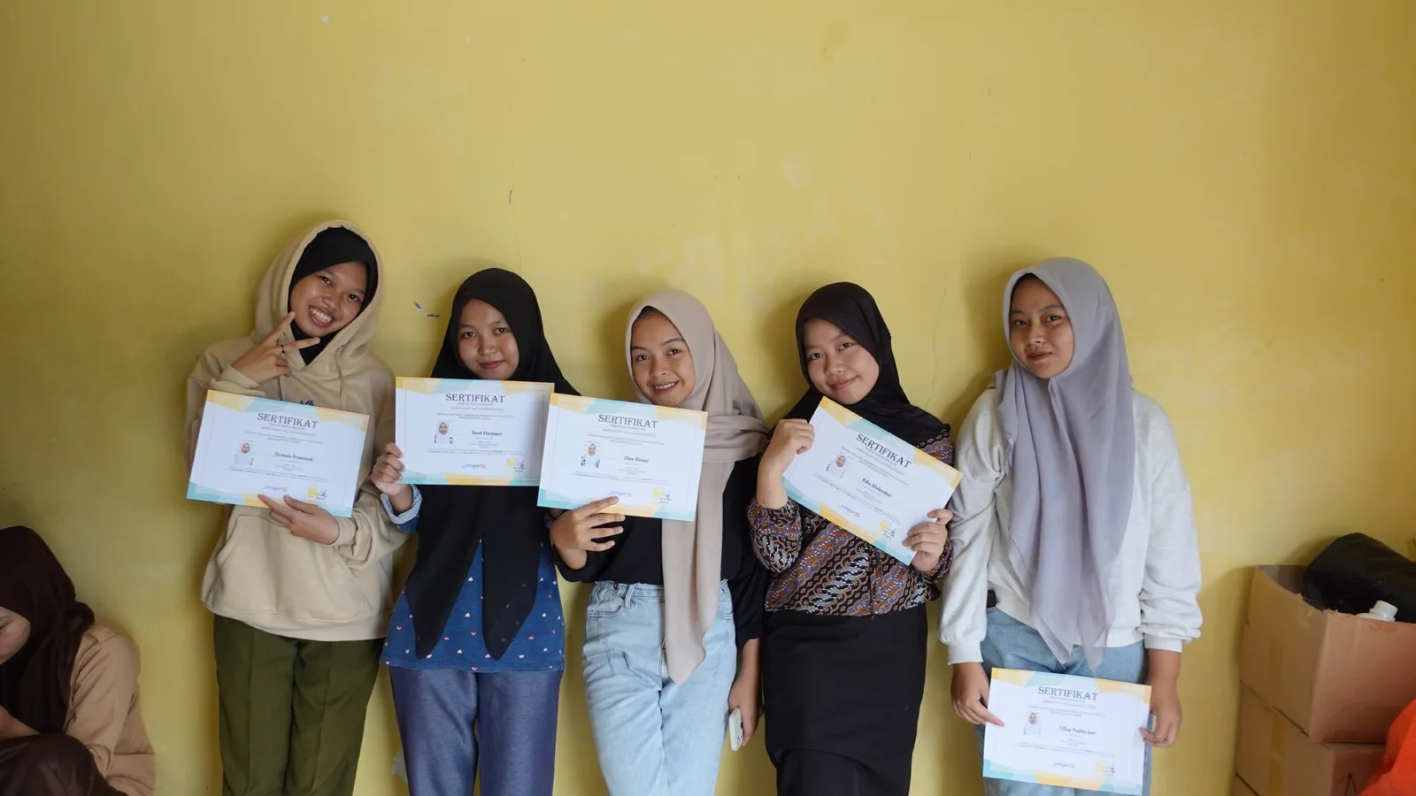 Siswa menerima sertifikat PKL JuraganSEO